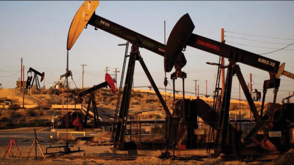 "كورونا" يهبط بأسعار النفط عالمياً