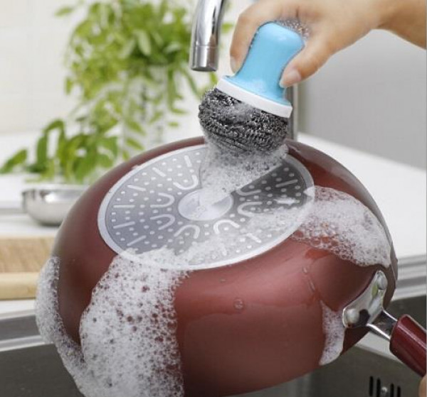 بعيدا عن الكيماويات.. 11 طريقة بسيطة لتنظيف أواني الطهي