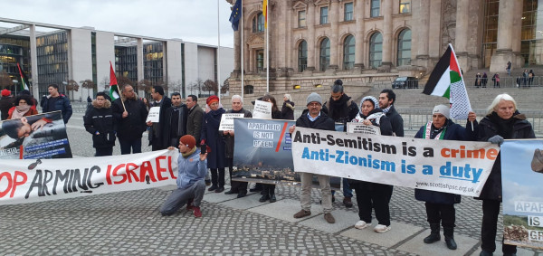 وقفة إحتجاجية جماهيرية أمام البرلمان الألماني نصرة لفلسطين