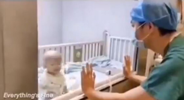 مشهد مؤثر لرضيع صيني مصاب بفيروس "كورونا" في ووهان