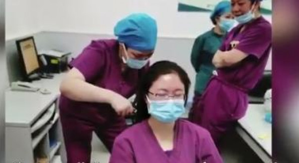 شاهد: لماذا يتم قص شعر الممرضات بأماكن عزل المصابين بفيروس كورونا بالصين