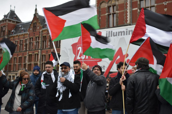 الجالية الفلسطينية بهولندا تنظم وقفة احتجاجية في العاصمة أمستردام للتنديد بصفقة القرن