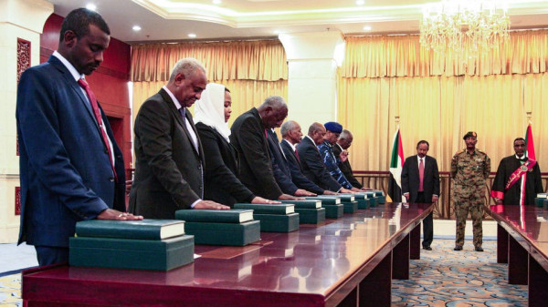 الحكومة السودانية تتخذ أول إجراء بعد لقاء البرهان ونتنياهو في أوغندا
