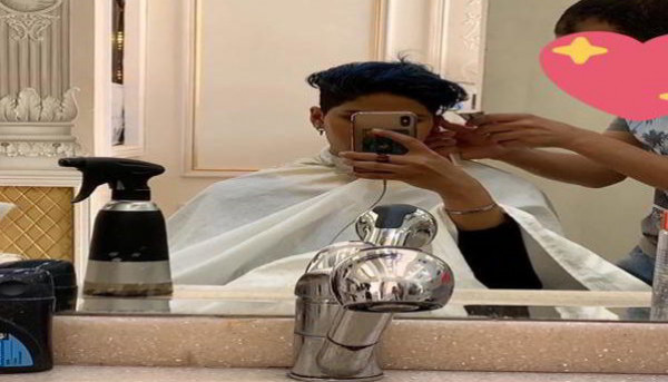 الرياض.. فتاة تقص شعرها في صالون حلاقة رجالي والشرطة تتدخل
