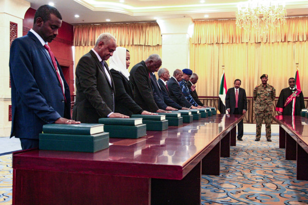 رئيس الوزراء السوداني يُرحب بتعميم البرهان بشأن لقائه مع نتنياهو
