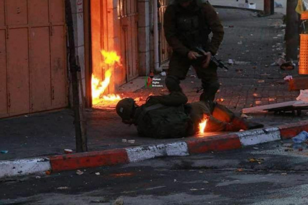 شاهد: لحظة اشتعال النار بجندي إسرائيلي بالخليل