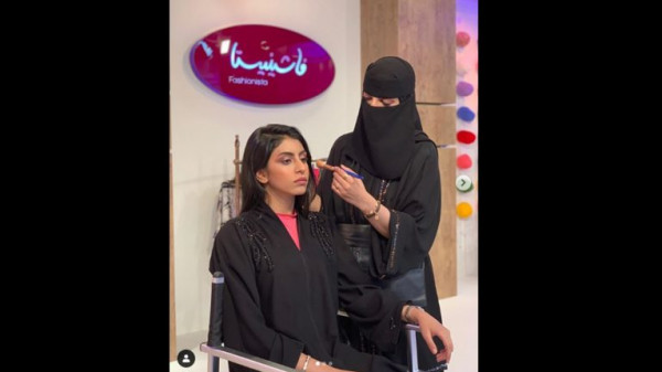 "الرجل مو قاعد يناظرني أبدا".. خبيرة تجميل تشكو زوجها عبر "سناب شات"