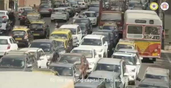 أبواق السيارات تؤخر فتح إشارات المرور فى شوارع مومباى بالهند