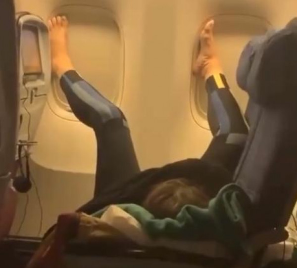 شاهد: راكبة تنام بطريقة غريبة بالطائرة كأنها في سرير بيتها