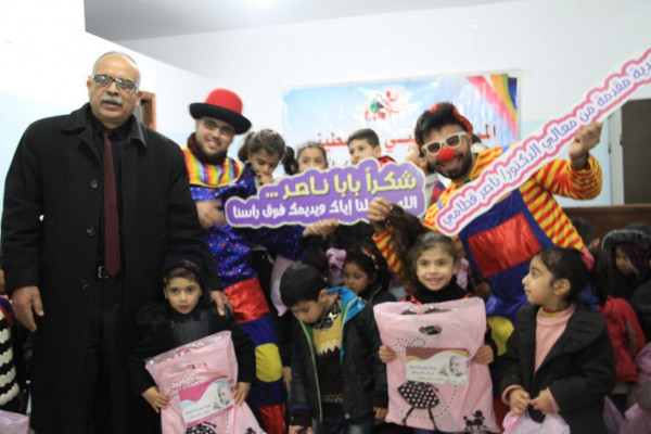 الوزير قطامي يقدم هدايا للأطفال بمناسبة يوم السرطان العالمي