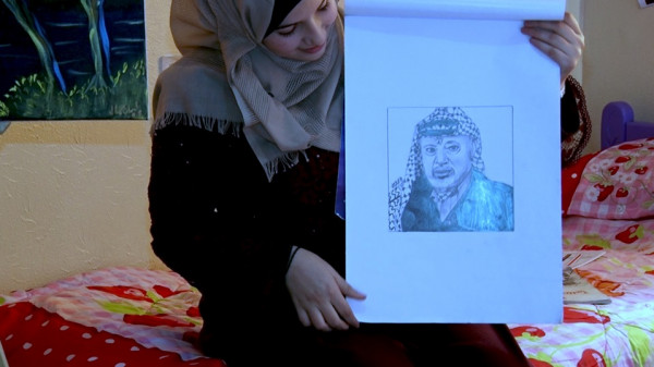 استبدلت أدوات التجميل بالألوان.. شابة من غزة تُبدع برسم شخصيات فنية وسياسية