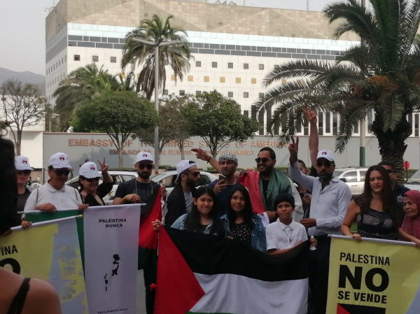 لجنة التضامن البيروفية مع فلسطين والفديرالية تنظم وقفة احتجاجية أمام السفارة الأمريكية