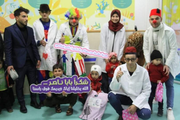 الوزير قطامي يقدم هدايا للأطفال بمناسبة يوم السرطان العالمي