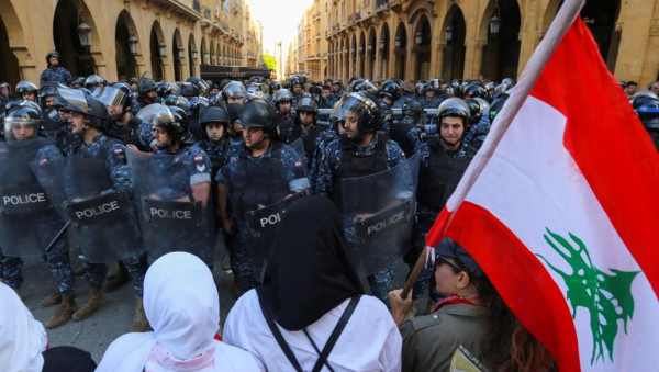 لمحاصرة النواب.. متظاهرون لبنانيون يتجمعون أمام مداخل البرلمان