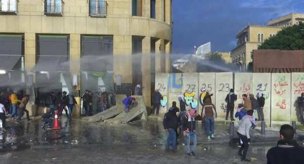 شاهد: إصابات بمواجهات بين قوات الأمن اللبنانية ومتظاهرين أمام محيط البرلمان