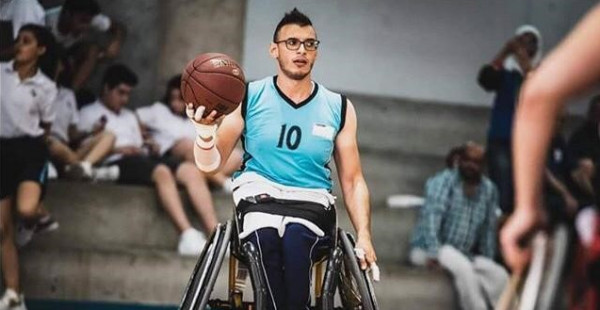 علي جبريل.. نموذج لشاب فلسطيني يتحدى الإعاقة وسط أُمنيات بالاحتراف
