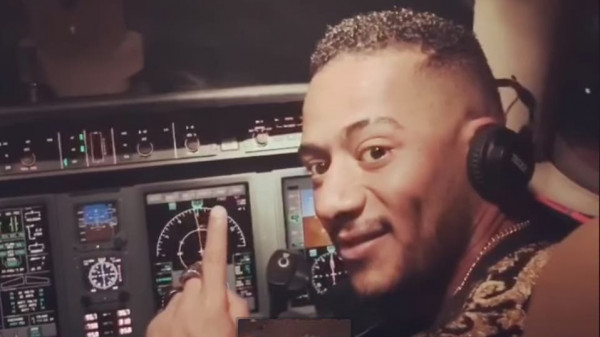 محمد رمضان يستفز جمهوره بفيديو ساخر من قائد الطائر الموقوف عن العمل بسببه
