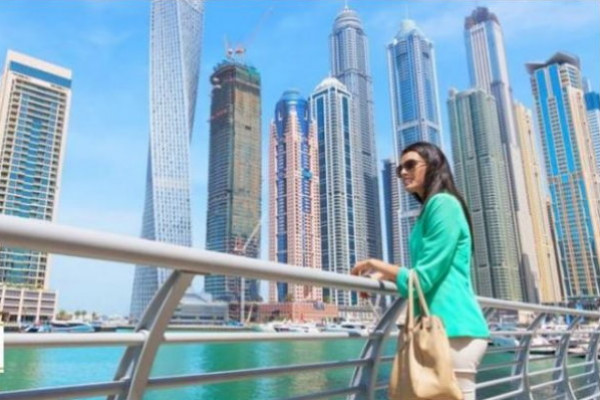 الإمارات تٌهدى الإقامة الدائمة لـ 7 نجوم عالميين