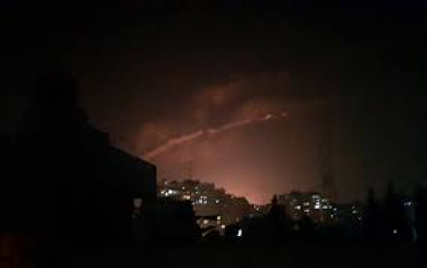 سانا: المضادات الجوية السورية تتصدى لأهداف معادية فوق دمشق