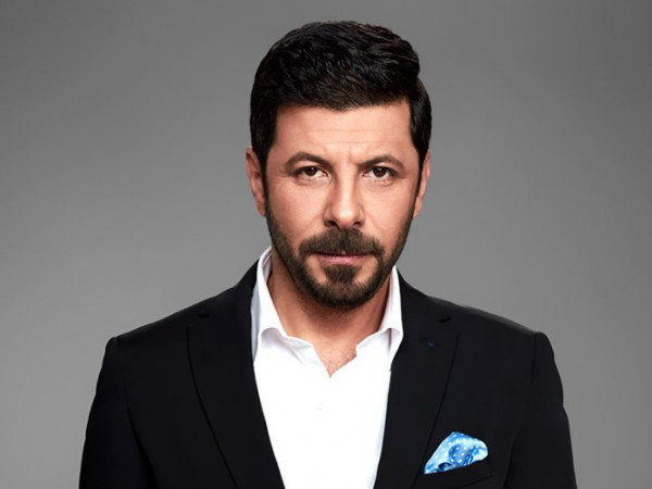 إياد نصار يشارك جمهوره لحظات رومانسية مع زوجته