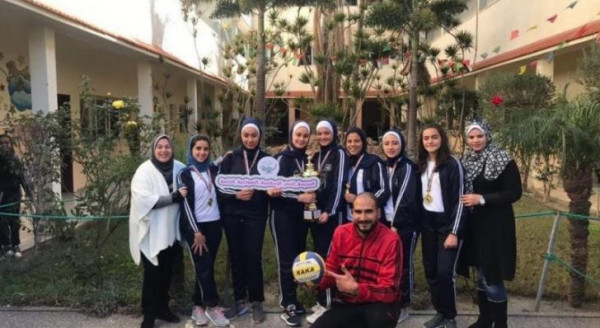 فريق الطالبات بمدرسة النصر النموذجية الإسلامية يتوج بكأس كرة الطائرة