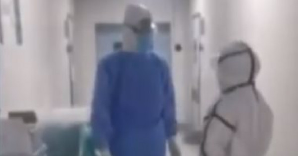 شاهد: لقاء مؤثر بين ممرضة صينية وزوجها تقابلا صدفة فى مستشفى