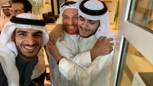 شاهد أول لقاء بين الأب السعودي وابنه المخطوف بعد 20 سنة