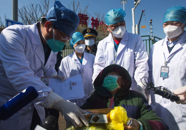مستشفى "ليشنشان" بمدينة ووهان يشهد خروج أول اثنين من المصابين بفيروس كورونا