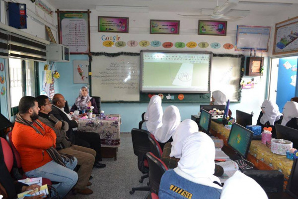 مدرسة الرياض الثانوية بمديرية الوسطى تعقد درساً توضيحياً في التكنولوجيا