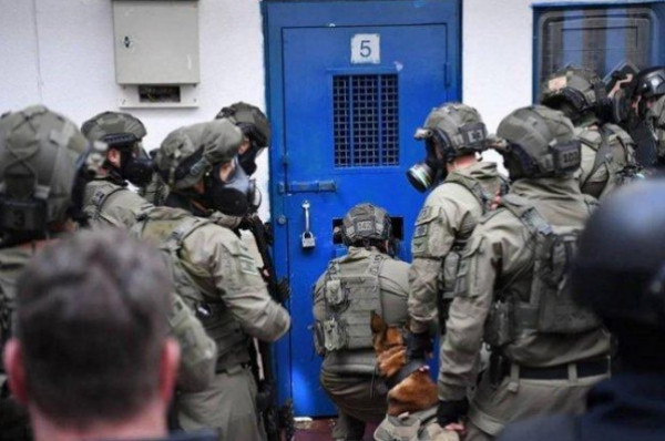 نادي الأسير: قوات القمع الإسرائيلية تقتحم قسم (4) في سجن (ريمون)