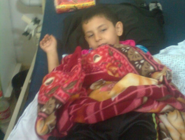 أحمد يُعاني من شلل نصفي.. مُهدد بالطرد من المدرسة بسبب الرسوم يُناشد من يتبناه