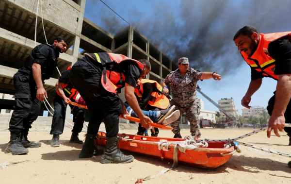 يتخللها أصوات انفجارات.. مناورة إخلاء للدفاع المدني غربي غزة