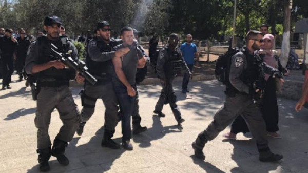 الاحتلال يعتقل خمسة فلسطينيين من محيط المسجد الأقصى