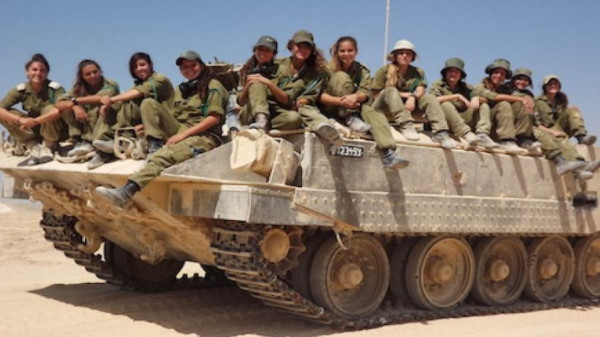 طواقم دبابات نسائية تابعة للجيش الإسرائيلي على الحدود مع مصر