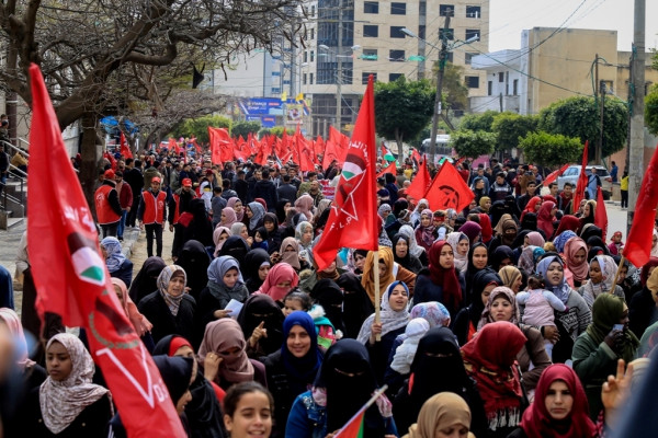 عشرات الآلاف يشاركون في مسيرة ومهرجان انطلاقة الديمقراطية بغزة