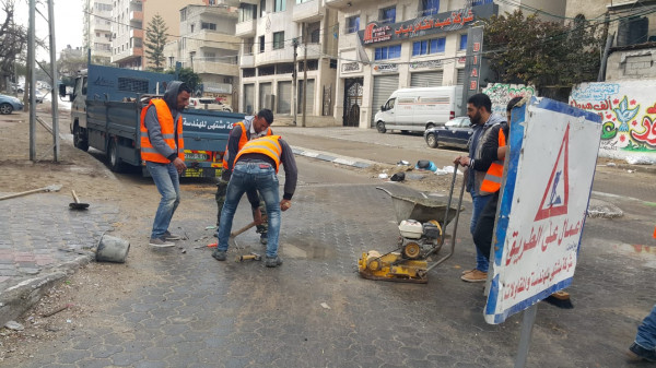 صور: شركة مقاولات تبدأ بإصلاح وصيانة شوارع بغزة ضمن دورها بالمساهمة المجتمعية
