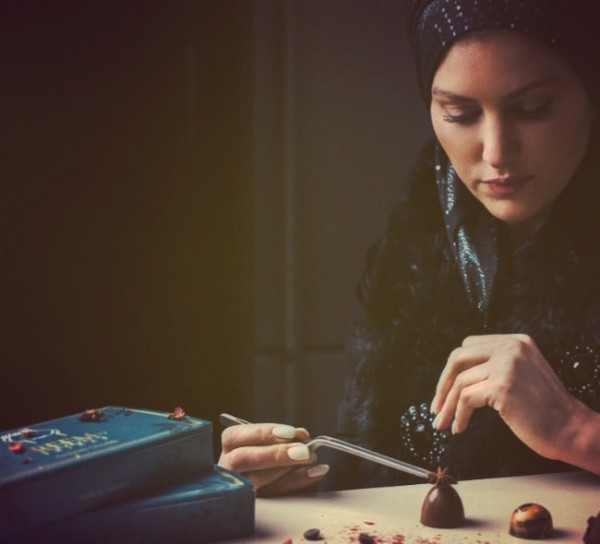 سيدة فلسطينية تضع رائحة فلسطين في قلب الشوكولاتة بنكهات عجيبة لأول مرة