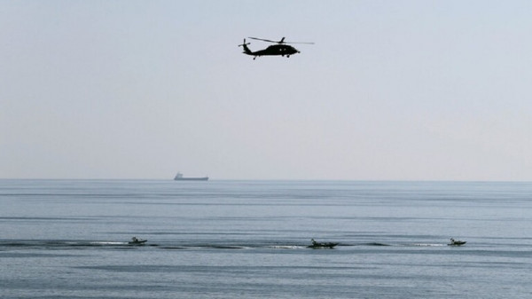 إيران تحتجز سفينة أجنبية و13 بحاراً في خليج عُمان