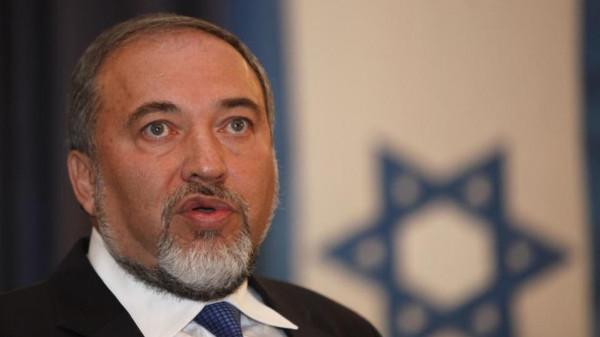 ليبرمان يكشف سبب زيارة رئيس الموساد وقائد عسكري إسرائيلي لقطر