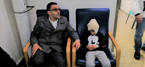 محافظ القدس يعود الطفل المصاب برصاص الاحتلال