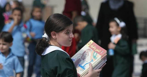 التعليم بغزة تَنفي أنباء تعليق الدراسة بالمدارس اليوم
