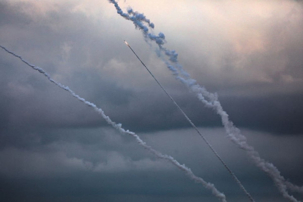 صور: لحظة انطلاق رشقات صاروخية للمقاومة الفلسطينية تجاه مستوطنات غلاف غزة