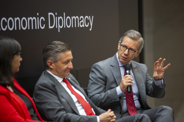 أكاديمية الإمارات تستضيف نخبة من السفراء الأوروبيين في ندوة حول الدبلوماسية الاقتصادية