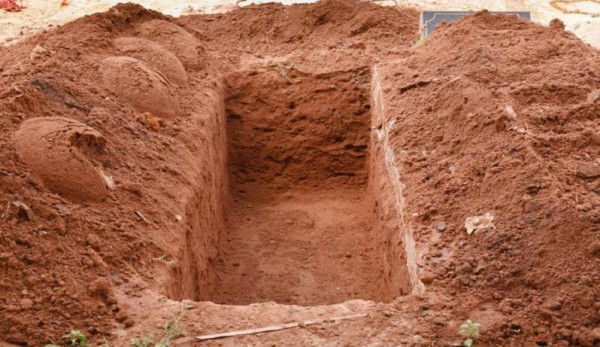 الخليل: فتح قبر شهيد بعد 27 عاماً.. وهذا ما عثر عليه والده