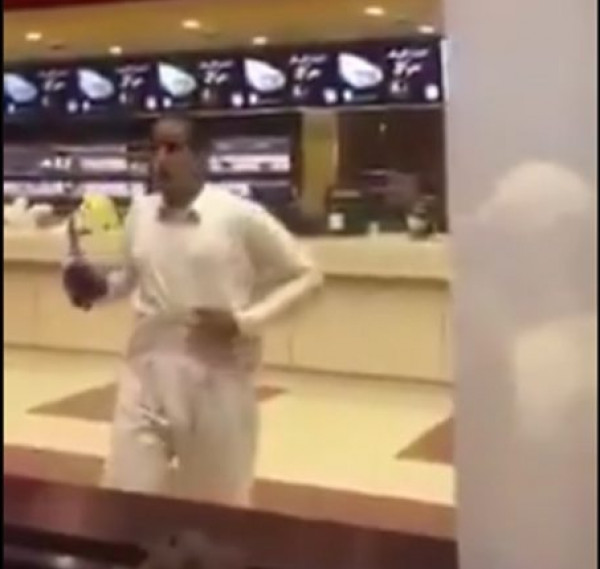 شاب يحمل سكينا يتسبب بحالة هلع بأحد مطاعم الرياض