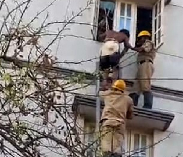 حادثة غريبة.. فريق إطفاء لإنقاذ لص عَلقَ بحافة نافذة أثناء السرقة بالهند