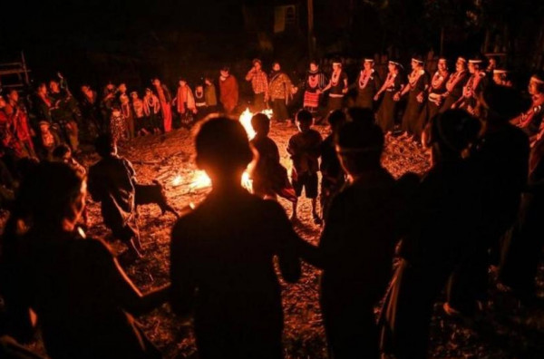 قبيلة هندية ترقص حول النار طوال الليل لسبب غريب