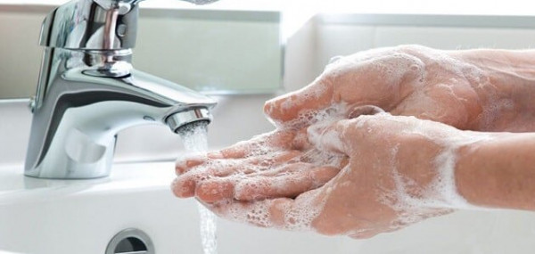 أخطاء شائعة تهدد صحتك عند غسل اليدين