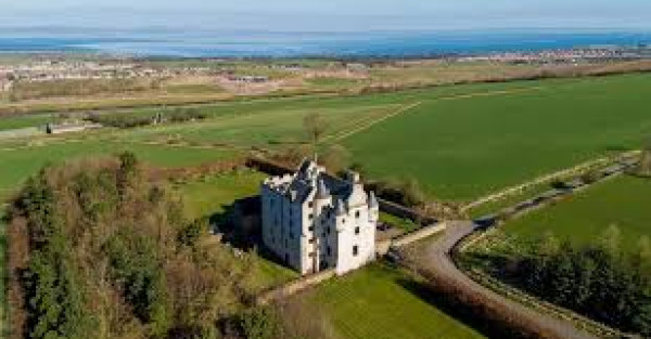 قلعة اسكتلندية للبيع بـ1.9 مليون جنيه إسترلينى