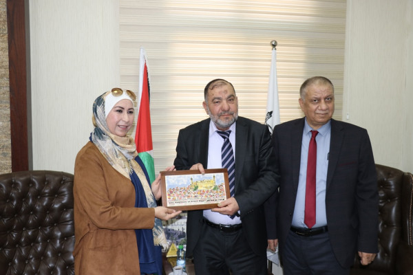 رئيس بلدية الخليل يُطلع وفد منتدى المدن الذكية على آخر أوضاع المدينة